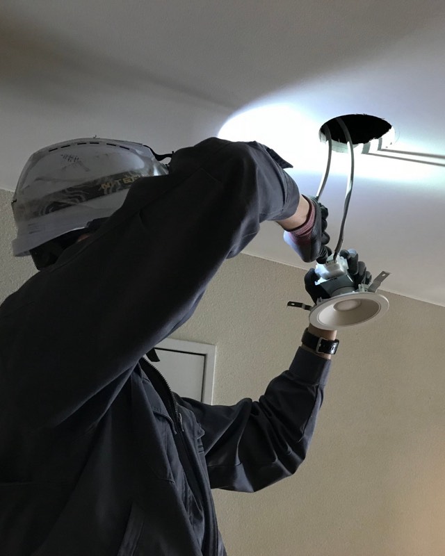 Eletricista realizando instalação elétrica residencial